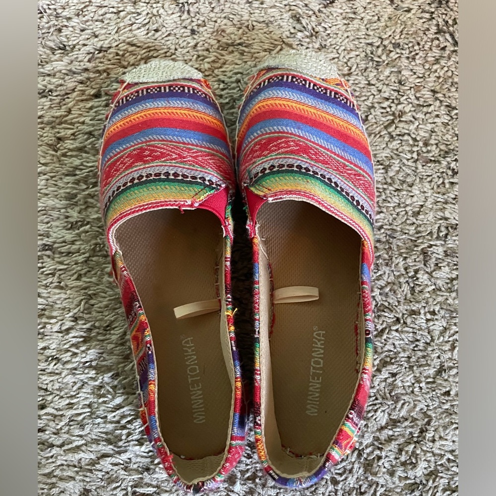 Minnetonka Rainbow Shoes Women’s size 8